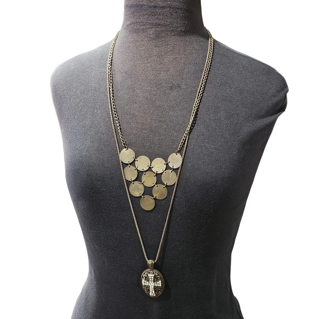 Dos collares en metal patinado. — Necklace — Arce Auctions