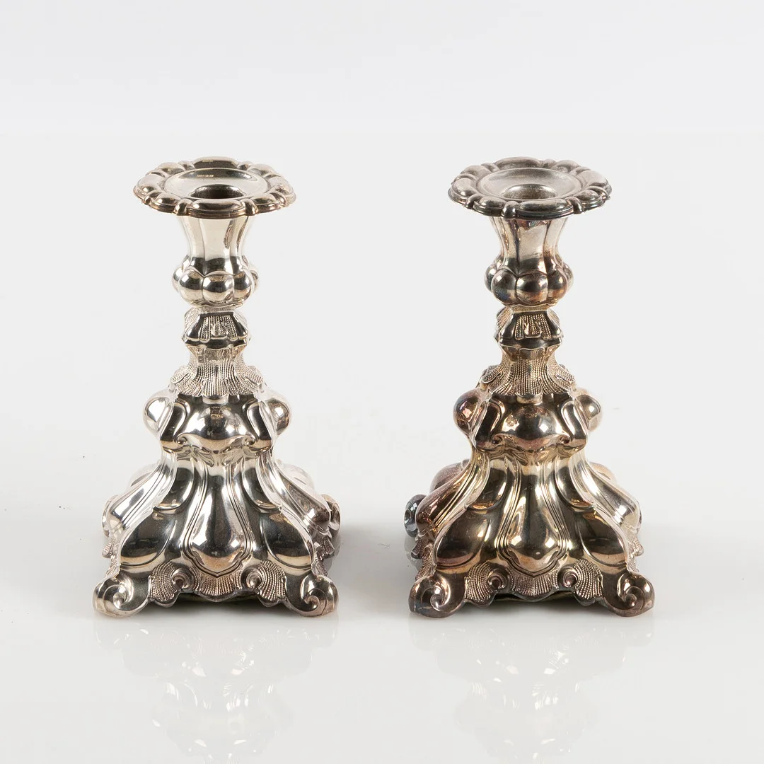LJUSSTAKAR, 1 par, nysilver, rokokostil. — Silver plated — Stockholms Auktionsverk Helsingborg