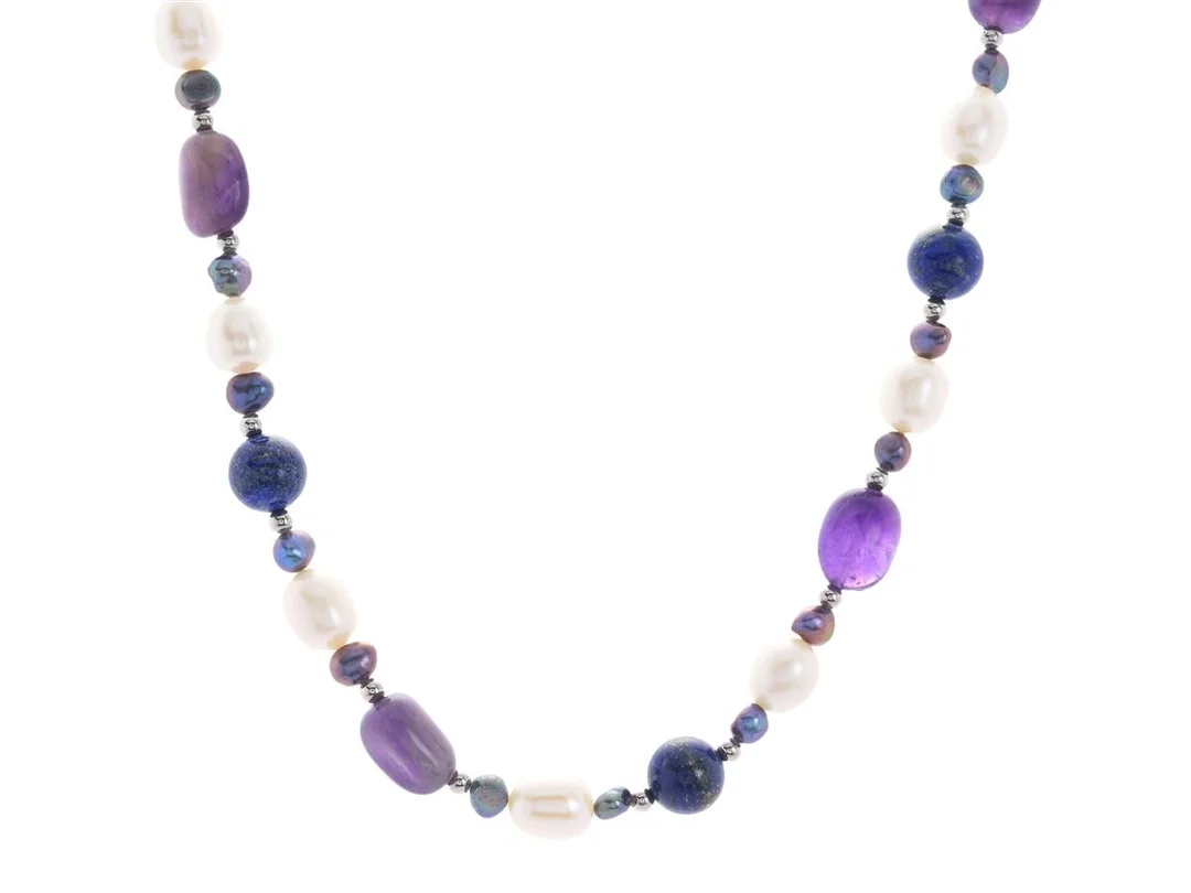 COLLIER, vitmetall, ametister, odlade sötvattenspärlor, kulor av lapis lazuli, längd 46 cm, vikt 43,0 g. — Smycken/Collier — Kaplans