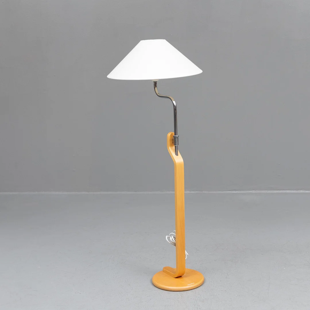 LARS BESSFELT. Golvlampa, "Grevie", Ateljé lyktan, Åhus. — Floor lights — Garpenhus Auktioner