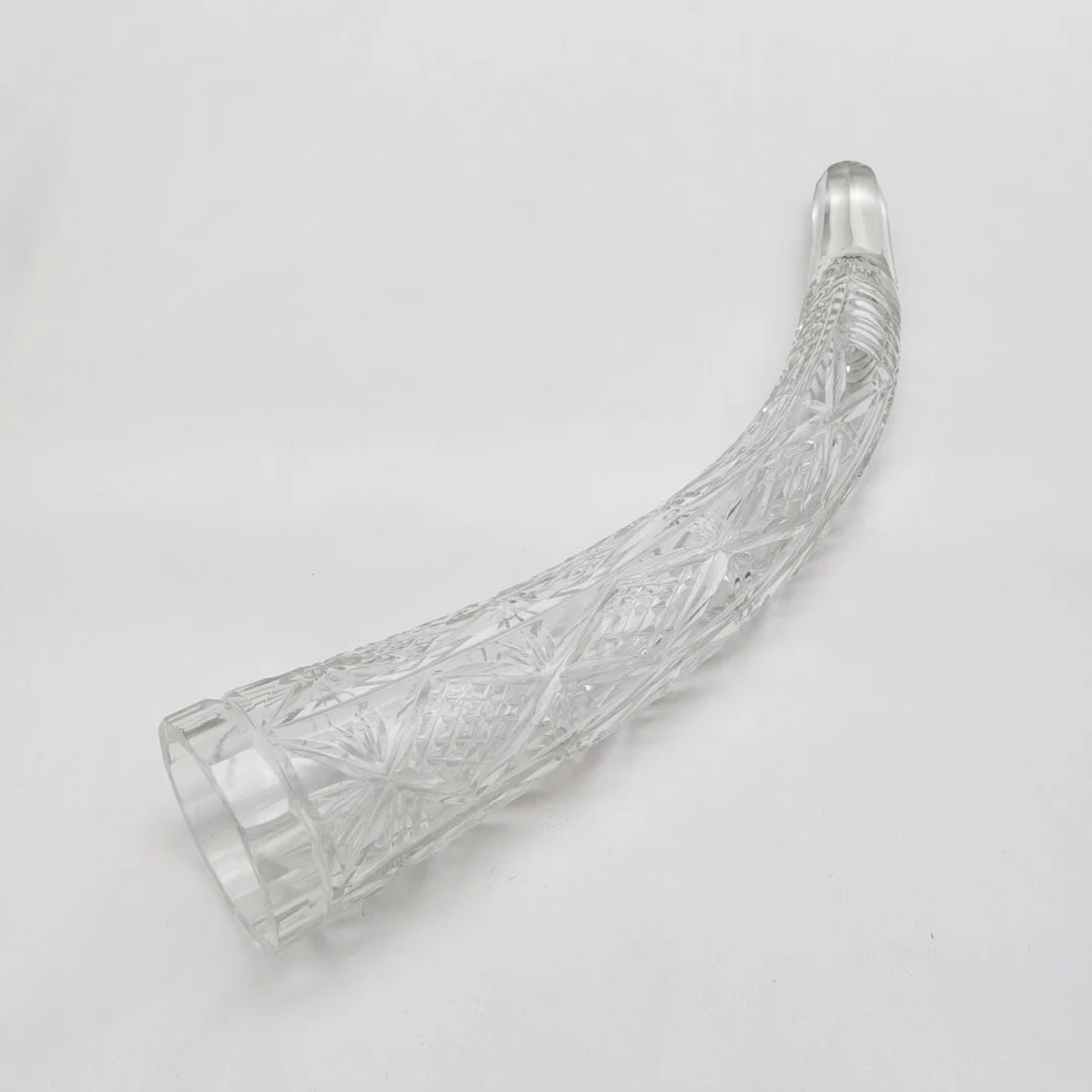 HORN, glas, slipad dekor. — Art glass — Kalmar Auktionsverk