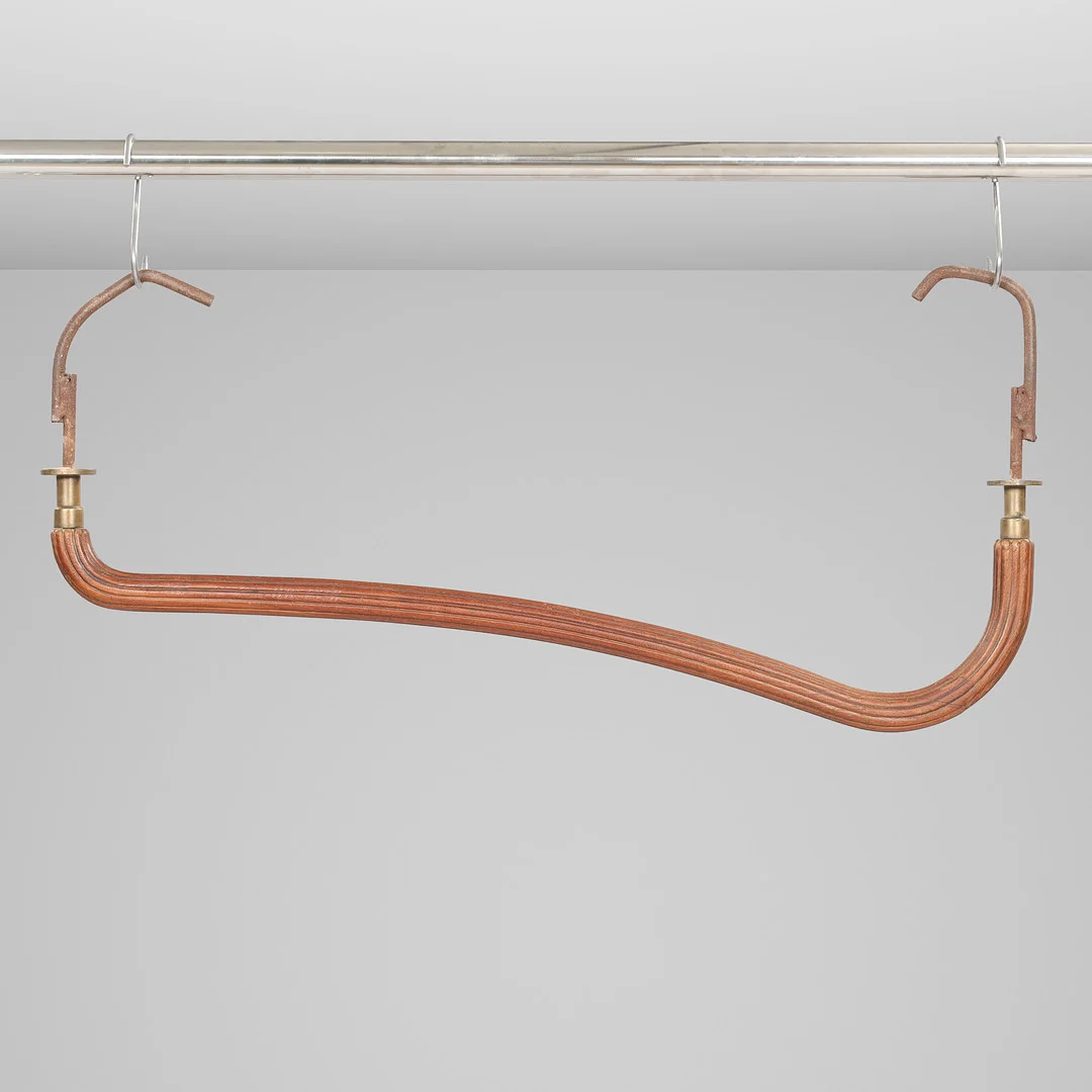 Stort svungen dørgreb af teak og messing, funktionalisme, antageligt dansk formgiver, ca. 1930'erne. — Other — Palsgaard Kunstauktioner