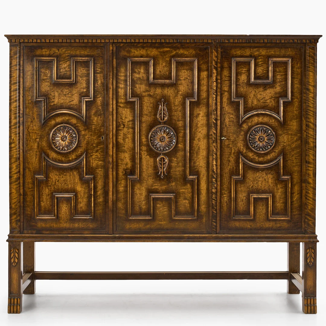 SKÅP, "Borgholm", Svenska Möbelfabrikerna, Bodafors, 1920-tal, stämpelmärktt , tre dörrar med bakomliggande inredning av hyllor och lådor, skuren dekor. — Cupboards, Cabinets & Shelves — Crafoord Auktioner Stockholm