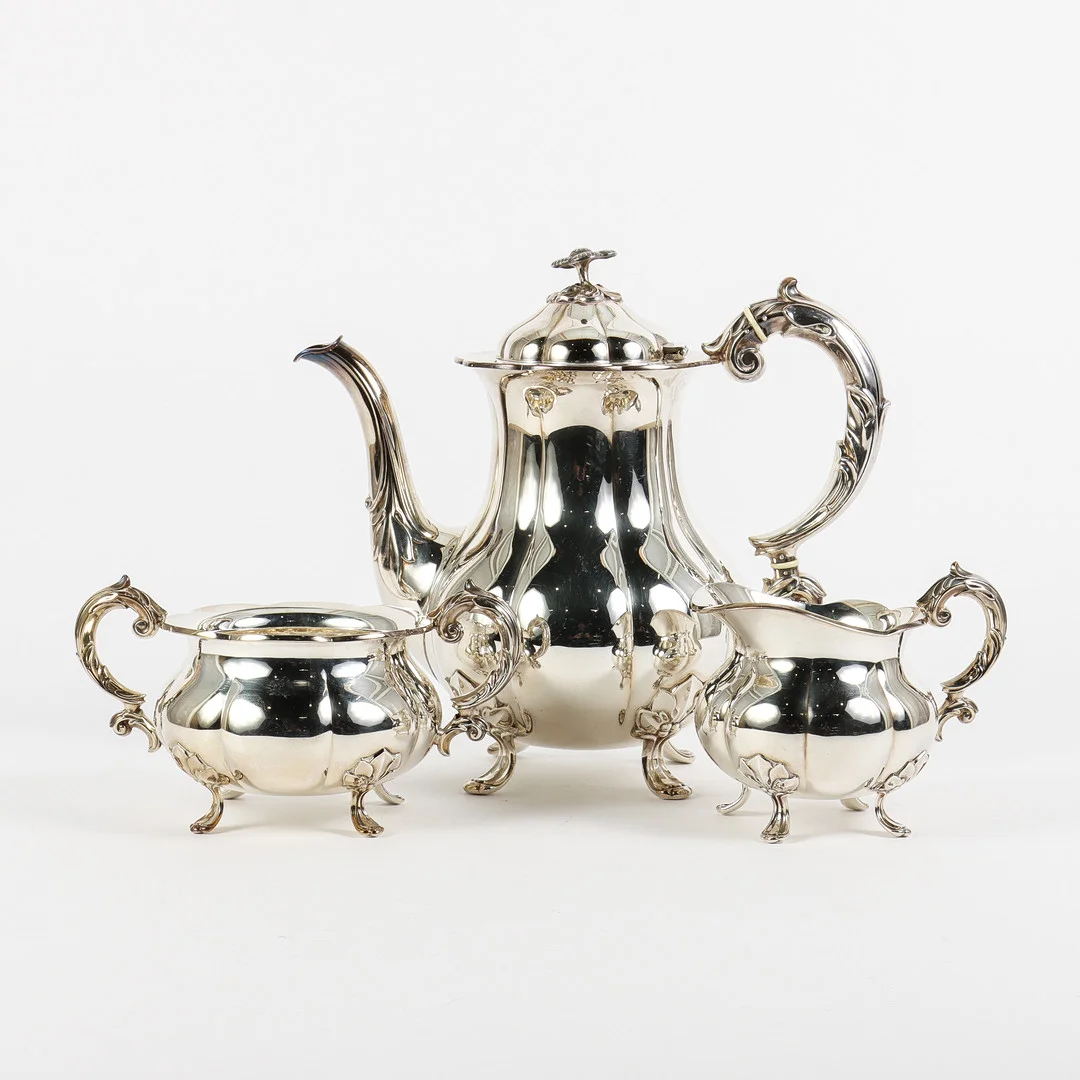 KAFFESERVIS, 3 delar silver, rokokostil, 1900-talets mitt. — Silver — Karlstad Hammarö Auktionsverk