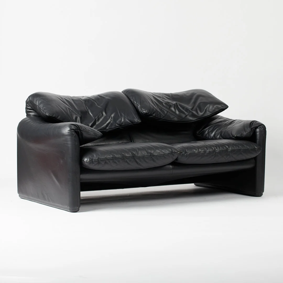 VICO MAGISTRETTI. Cassina, Zweisitzer-Sofa / Couch, Modell 'Maralunga', Stahl, Leder, Entwurf 1973, Italien. — Sofas & Seatings — Stockholms Auktionsverk Köln