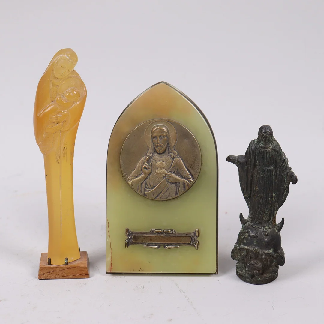 RELIGÖSA OBJEKT, Maria, Jesus, Madonna, 3 delar. — Miscellaneous — Markus Auktioner