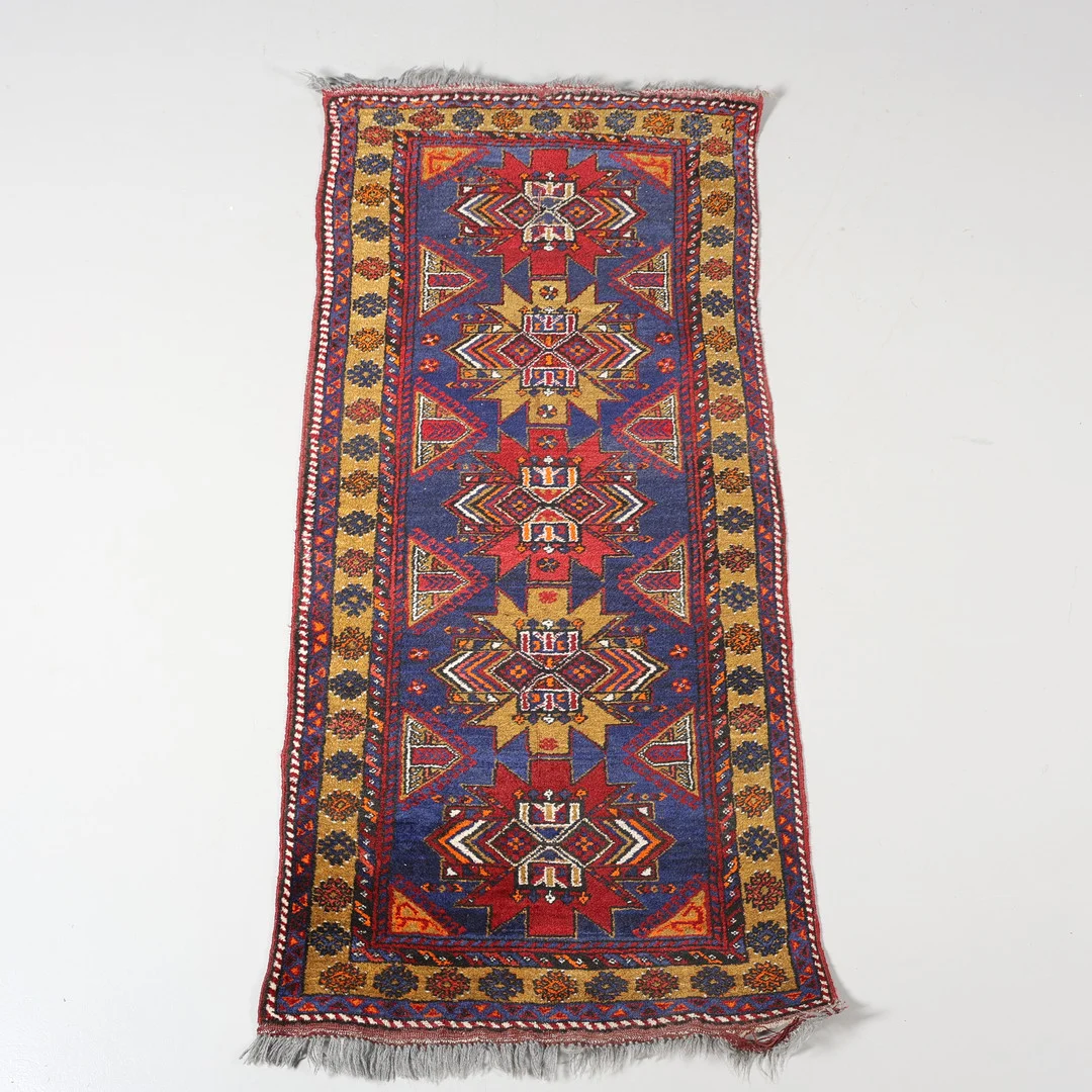 MATTA, handknuten, 208 x 98 cm. — Carpets — Borås Auktionshall