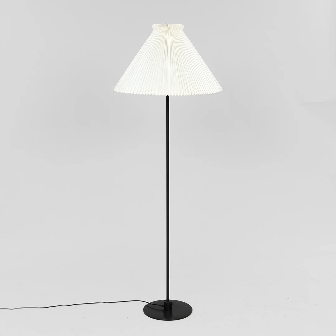 FLEMMING AGGER. Sort standerlampe, model 369, Le Klint, Danmark. — Floor lights — Palsgaard Kunstauktioner