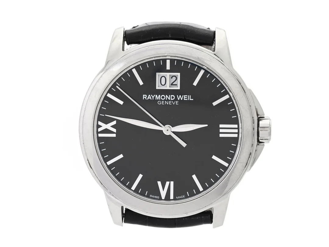 RAYMOND WEIL, Tradition, Serie nr. E232647, Ref nr. 5476-ST-00207 5476-ST-00657, Boett nr. 5476, herrur, 39 mm, stål, quartz, safirglas (se fördjupad info), stort datum, skadad urtavla, läderband, ca 2010. — Klockor/Raymond Weil — Kaplans