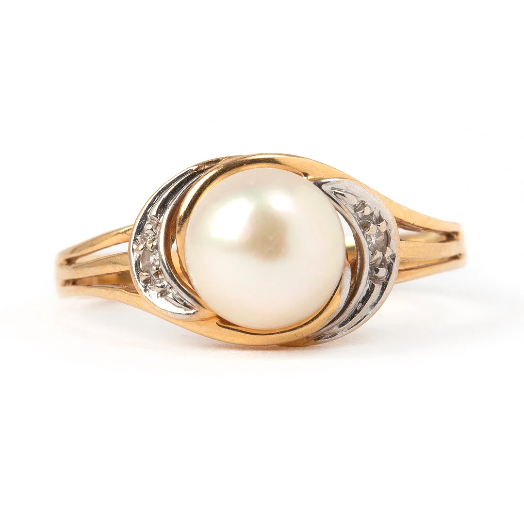 RING, 18K guld och vitguld med odlad pärla och briljantslipade diamanter, totalt 0.02 ct, kattfotstämplad. — Rings — Stockholms Auktionsverk Göteborg