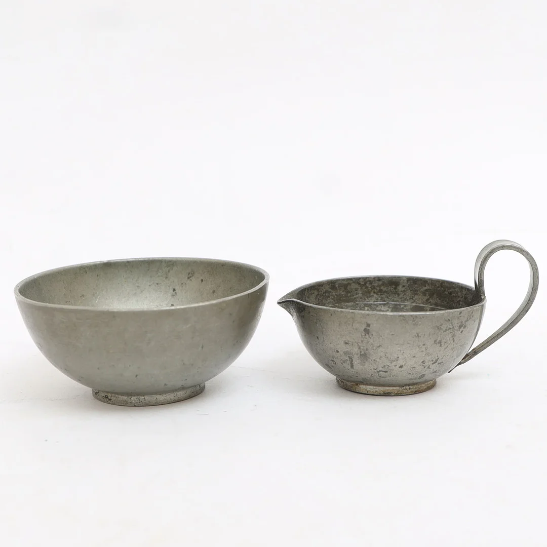 GRÄDDKANNA & SOCKERSKÅL, firma svenskt tenn Stockholm 1930. — Pewter, Brass & Copper — Falun Auktionsbyrå