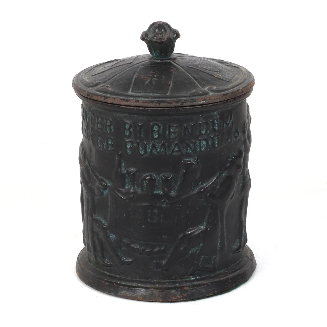 TOBAKSBURK, gjutjärn, "Inter Bibendum Large Fumandum 1800", 1900-tal. — Other metals — Stadsauktion Sundsvall