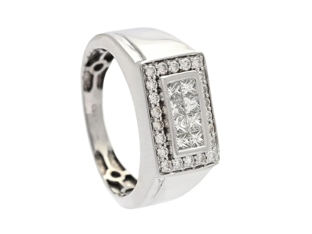 RING, 18K vitguld, briljant- och prinsesslipade diamanter ca 0,75 ctv, ca TW-Cr/VS, stl 18,25 mm, vikt 6,7 g, några diamanter har nagg. — Smycken/Ring — Kaplans