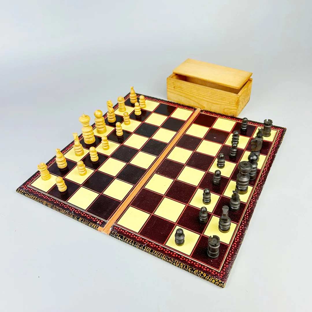 CHESS SET. — Other toys — Chalkwell Auctions