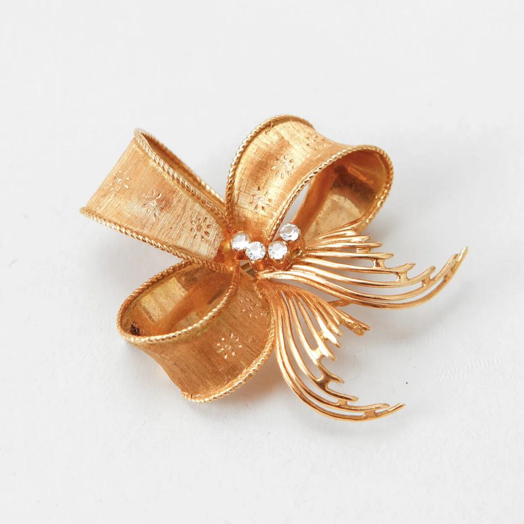 BROSCH, 18k guld, syntetiska stenar, vikt ca 11,3 gram. — Brooches & Pendants — Göteborgs Auktionsverk