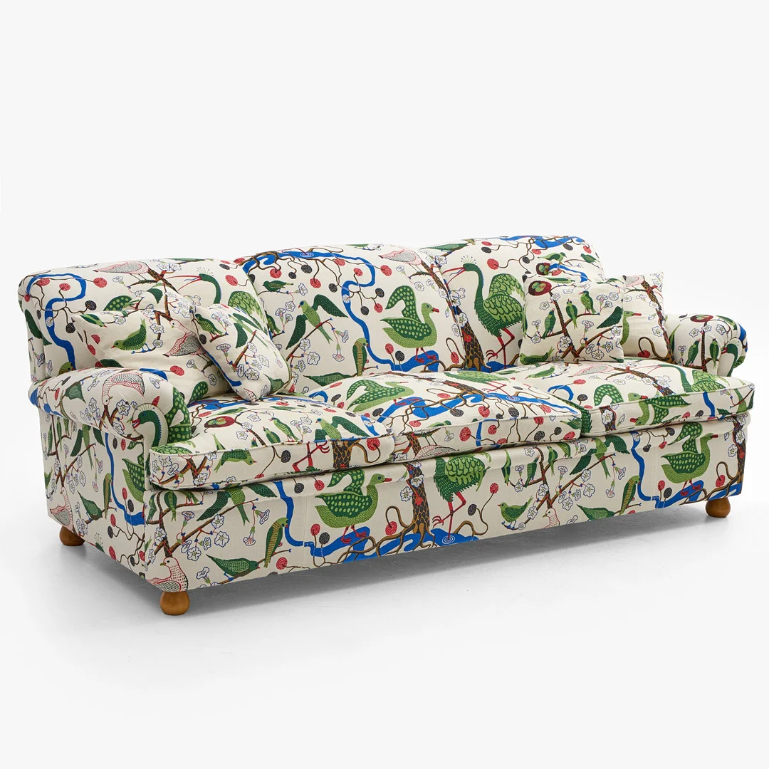 JOSEF FRANK. Soffa, modellnummer 703, Firma Svenskt tenn, klädd i "Gröna fåglar". — Sofas & Seatings — Crafoord Auktioner Stockholm