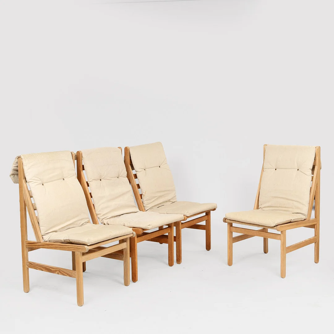 BERNT PETERSEN. "Kludestolen", sæt på fire stole med stel af fyrretræ, løse hynder betrukket med kanvas, Danmark, 1960/70'erne, (4). — Armchairs & Chairs — Palsgaard Kunstauktioner
