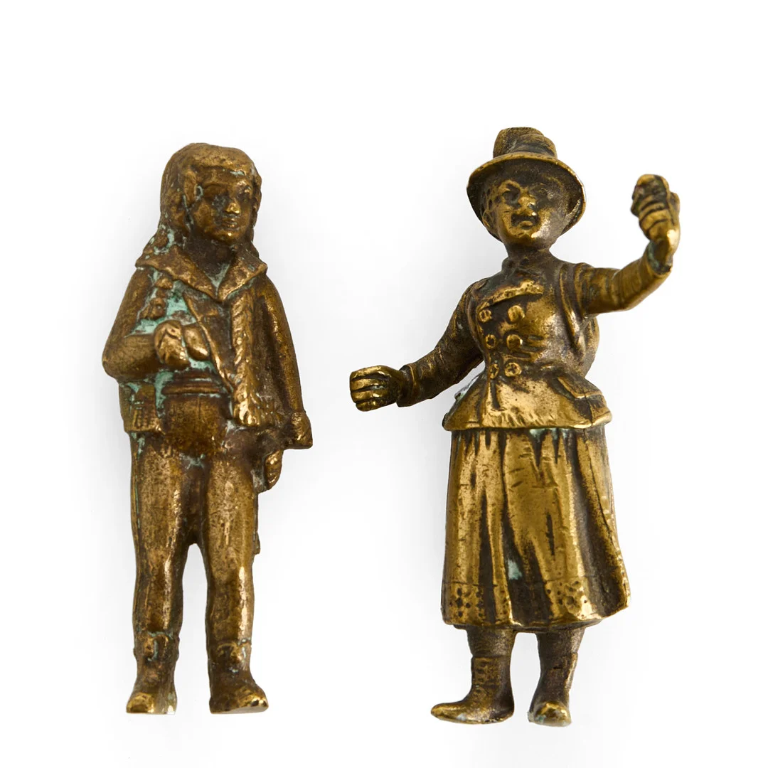 MINIATYRER, ett par, brons, 1800-talets slut, man och kvinna. — Sculptures & Bronzes — Crafoord Auktioner Stockholm