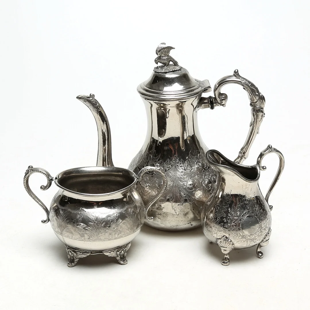 SERVISDELAR 3 st, metall, sannolikt England. — Other metals — Kalmar Auktionsverk