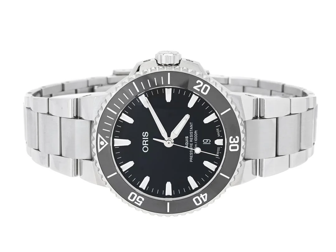 ORIS, Aquis Date (300m/1000ft), Cal 733 (SW 200-1), Serie nr. 4089536, Ref nr. 01 733 7787 4154-07 8 22 04PEB, Boett nr. 7787, herrur, 41,5 mm, stål, automatisk, safirglas, datum, svart keramisk bezel, glasbaksida, gummiband, originallänk, viklås. Ref nr. 07 8 22 04PEB, ca 2022, box, ytterkartong. — Klockor/Oris — Kaplans
