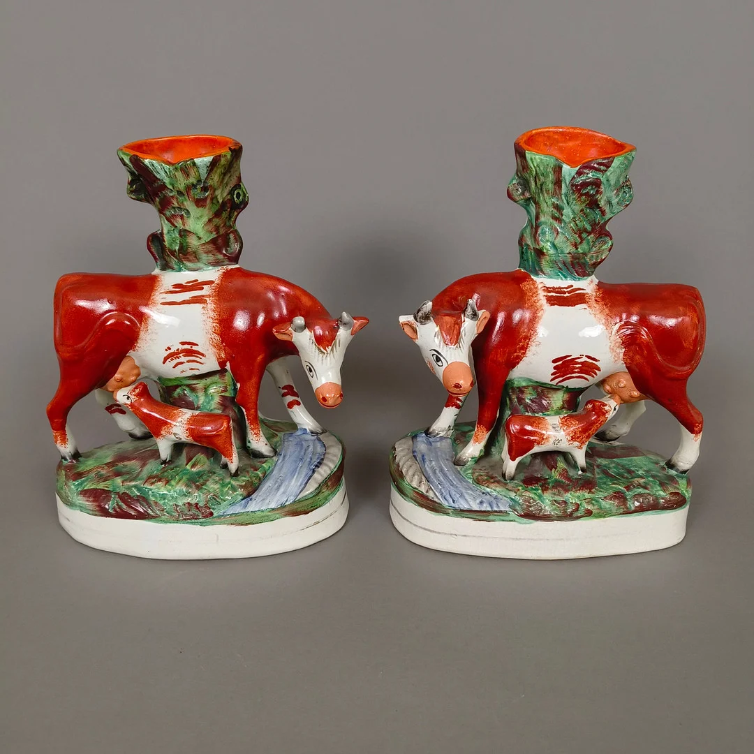 Ein Paar STAFFORDSHIRE-FIGURENVASEN mit Kühendarstellungen ("Spill Vases") - England, 2. Hälfte 19. Jh. — European — Auktionshaus Blank