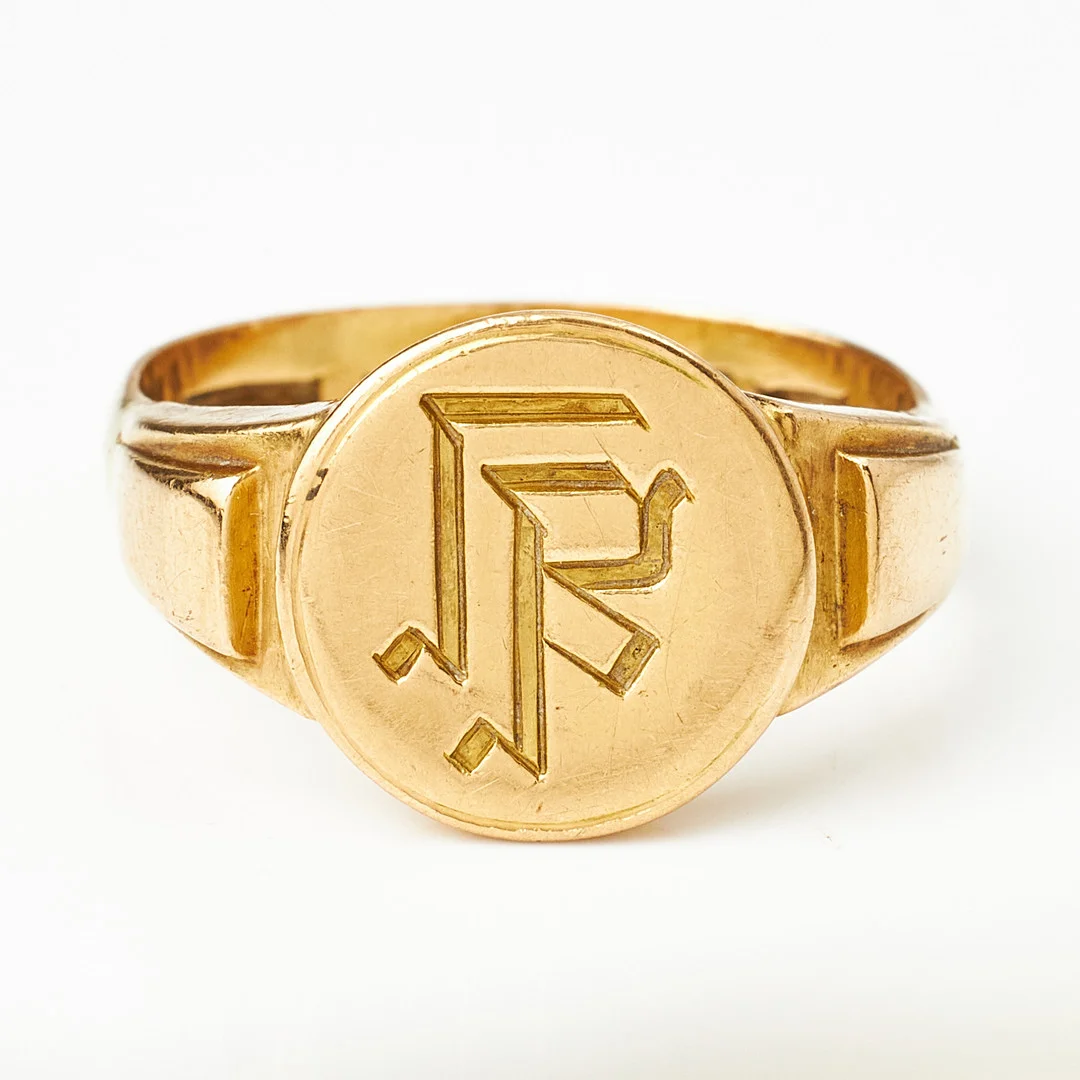 KLACKRING, 18 k guld, klack med graverade initialer, P W Aldrin, 1953. — Rings — Stockholms Auktionsverk Magasin 5