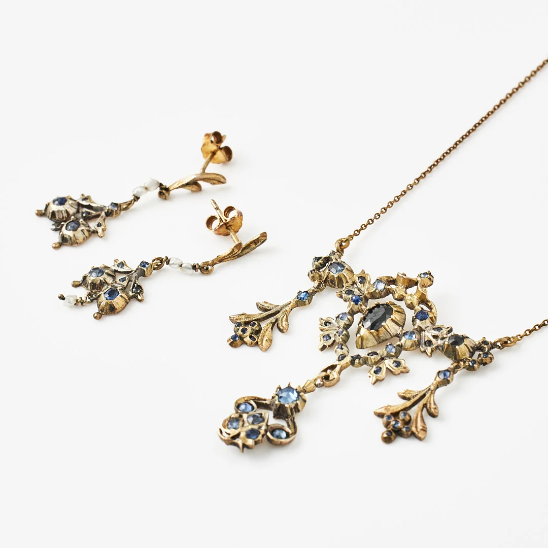 ÖRHÄNGEN, 1 par, COLLIER, förgyllt silver varav kedja i 14 k guld, dekor med fasettslipade safirer i kistmonteringar, troligen Spanien, Portugal (Iberian), 1800-tal. — Necklace — Stockholms Auktionsverk Magasin 5