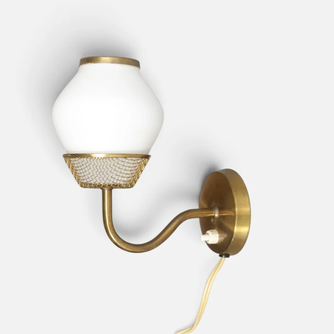 Væglampe af hvidt glas og messing, afbryder på vægmontering. Danmark eller Sverige, 1960-1970'erne. — Wall Lights — Woxholt Auktionshus