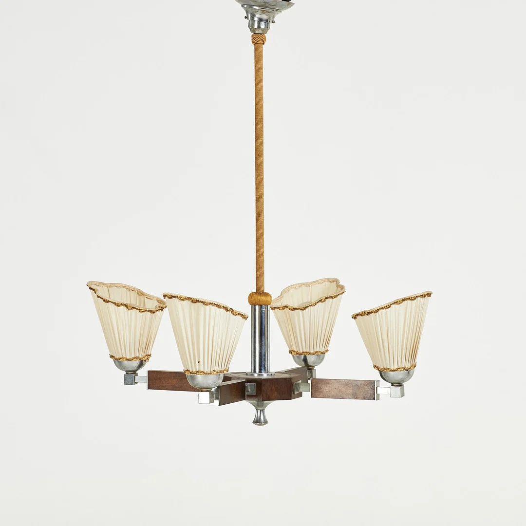 TAKLAMPA, Art Deco, delvis replindad stomme i vitmetall, samt betsad teak, fyra ljusarmar, skärmar i textil, 1900-talets första hälft. — Ceiling lights — Stockholms Auktionsverk Sickla