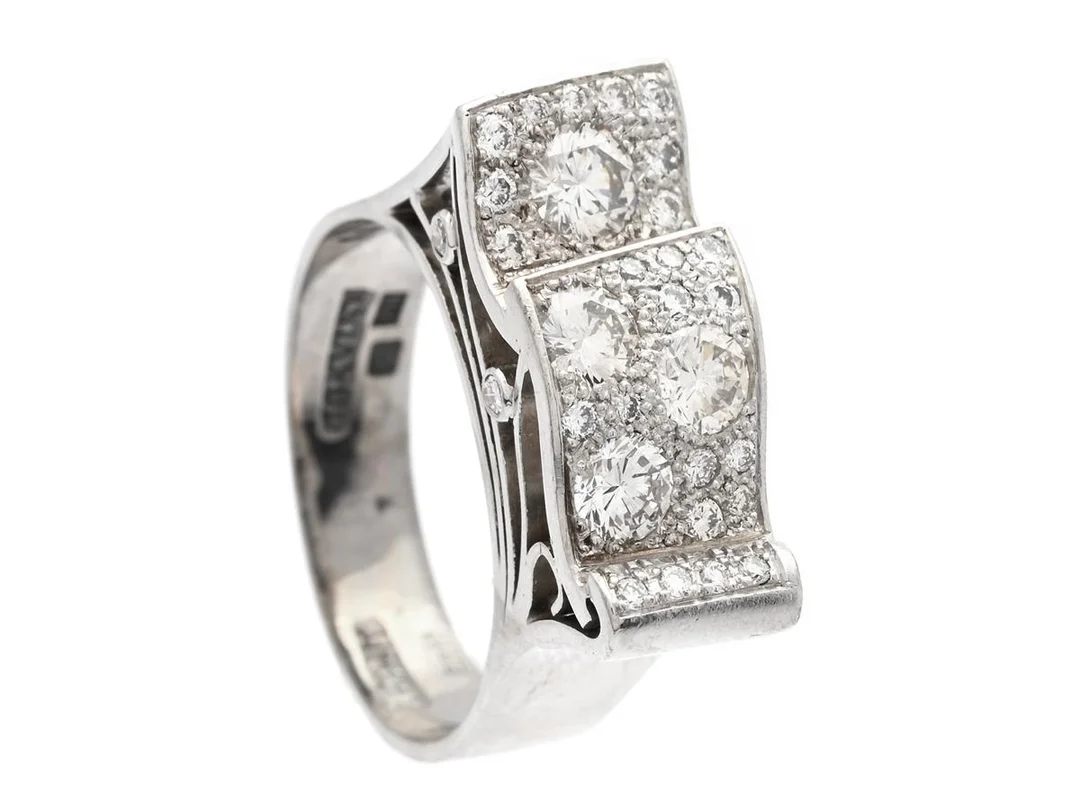 BERNT HÖGKVIST, ring, 18K vitguld, 32 briljantslipade diamanter ca 1,45 ctv, ca TW-TCr/VS-SI, Stockholm 2000, stl 21,5+ mm, vikt 15,2 g, några diamanter med nagg, storleksändrad. — Smycken/Ring — Kaplans