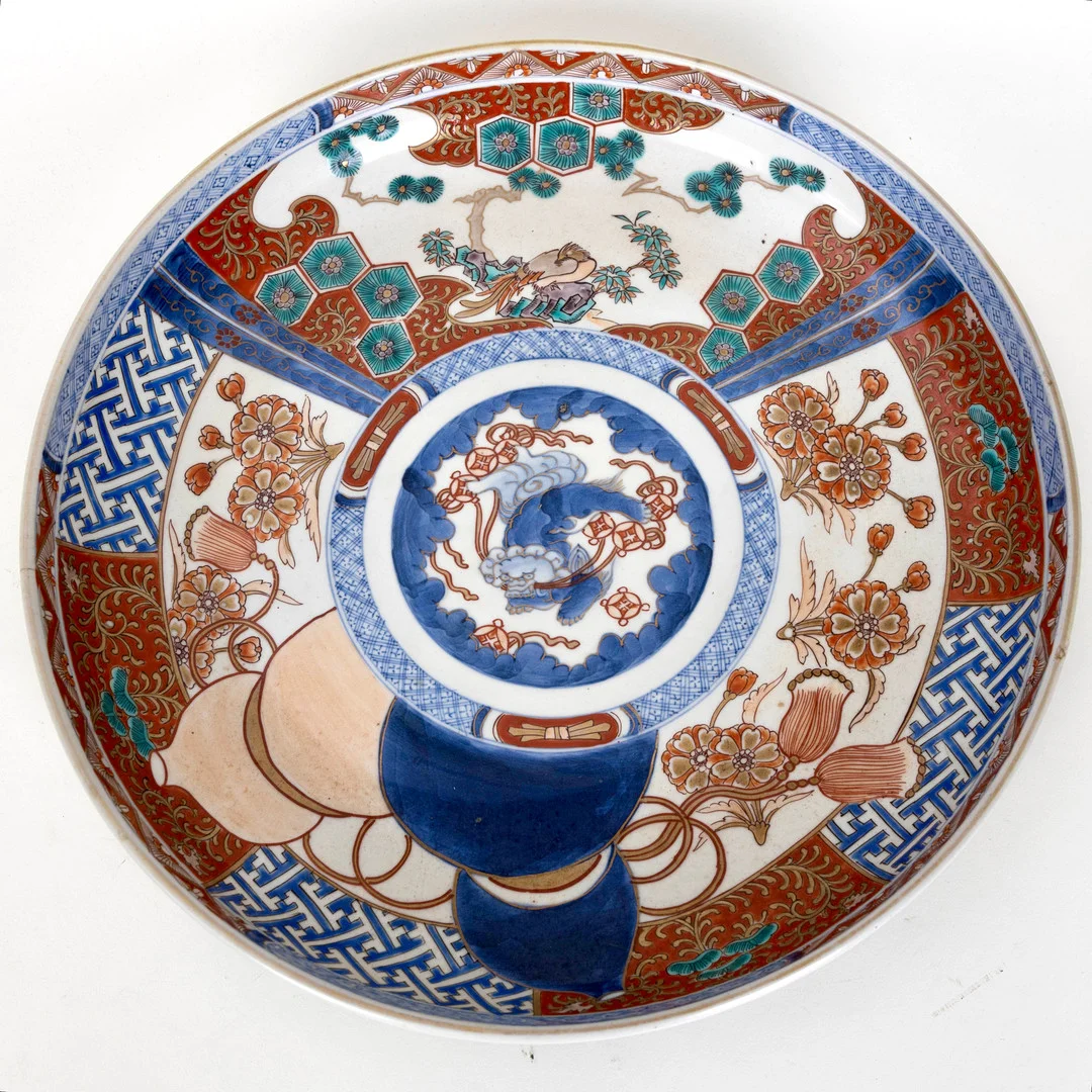 Große Imari-Rundschale, Japan, späte Edo-Zeit. — Ceramics & Porcelain — Stockholms Auktionsverk Hamburg
