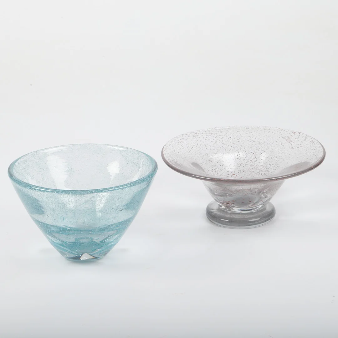 WILLEM DE MOORE. Skålar, 2 stycken, glas med bubblor och innesluten kopparoxid, Flygsfors, signerade. — Art glass — Helsingborgs Auktionskammare