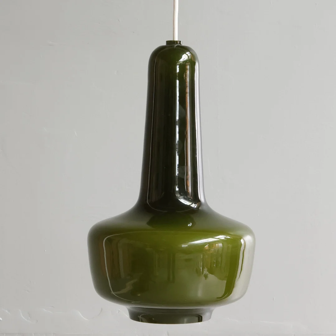 JACOB EILER BANG. “Kreta”, pendel med skærm af opalglas med grønt overfang. Udført hos Fog & Mørup. Danmark, 1960'erne. — Ceiling lights — Woxholt Auktionshus