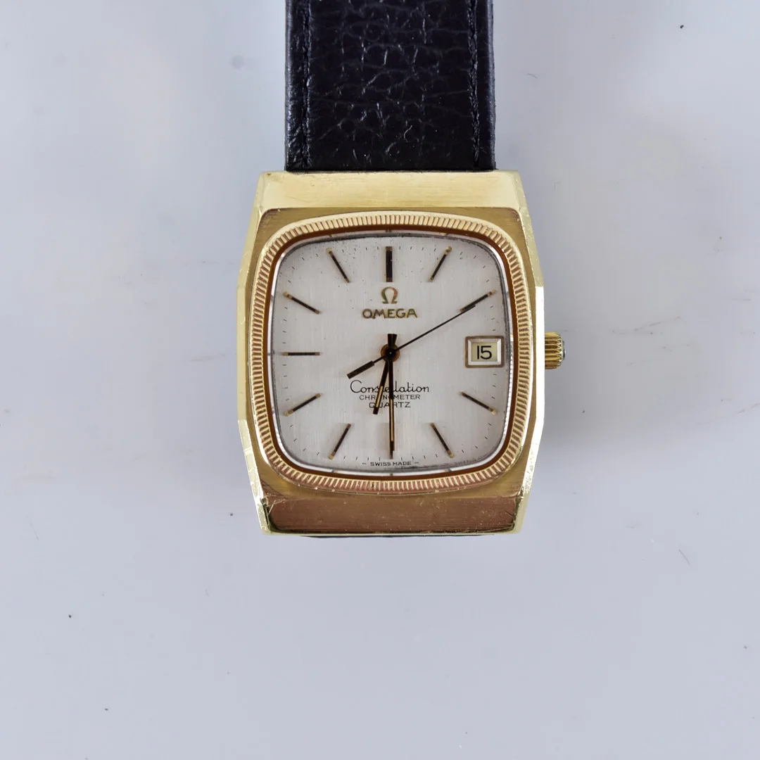 HERRARMBANDSUR, Omega Constellation Chronometer, guld på stål. — Wristwatches — Halmstads Auktionskammare
