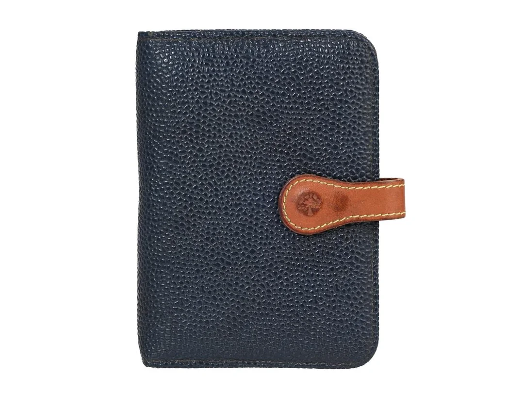 AGENDA, MULBERRY, marinblått präglat läder, brunt läder, 15x11x3 cm. — Accessoarer/Agendor — Kaplans