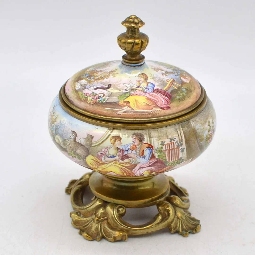 FRANZÖSISCHE EMAILLEDOSE, ROMANTISCHE SZENE, HANDMALEREI, BRONZEMONTUR, 19. JAHRHUNDERT. — Other — Kunst- und Auktionshaus Kleinhenz