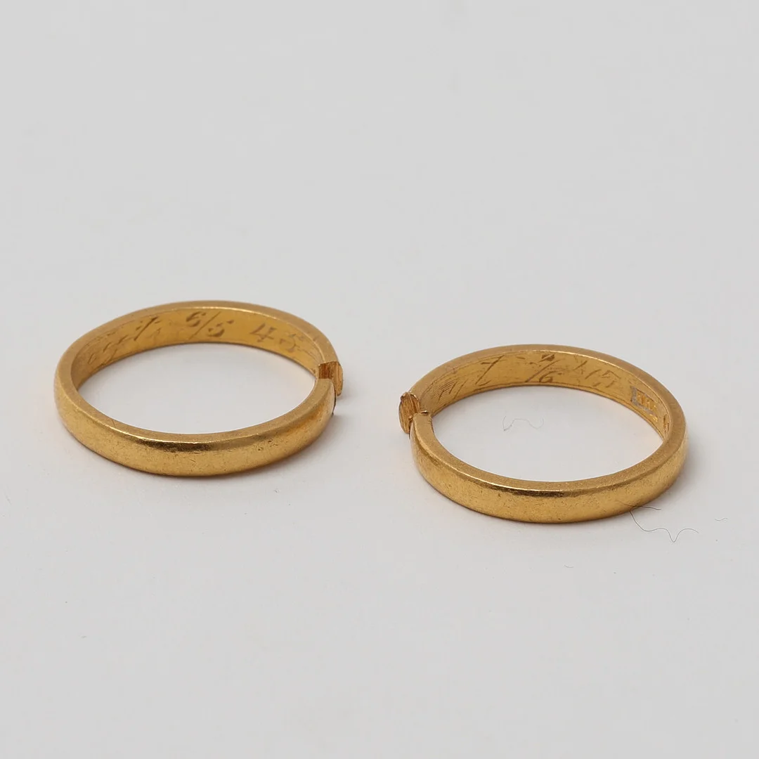 RINGAR, 2 st, guld 23K. — Rings — Uppsala Auktionskammare