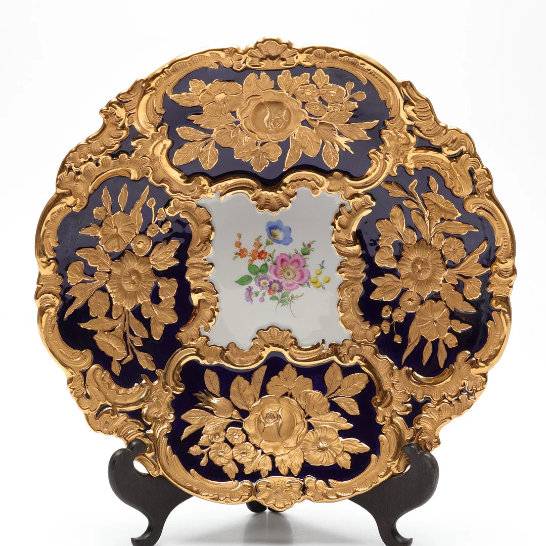 MEISSEN SKÅLFAT. Porslin med polykrom samt förgylld dekor. 1900-tal. — European — Gomér & Andersson Linköping