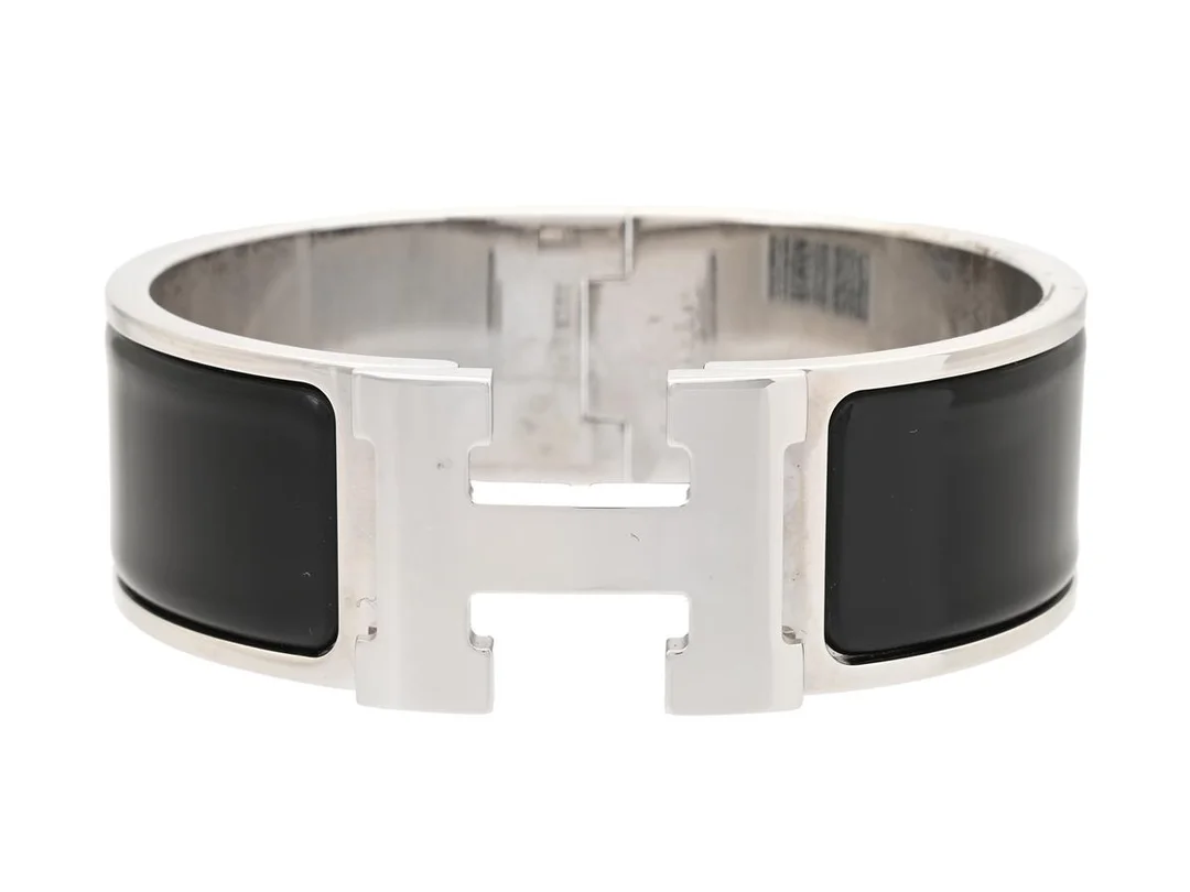 ARMRING, HERMÈS, Clic Clac H Bracelet, svart emalj, palladiumpläterad, diameter 5,5 cm, smyckespåse, ask. — Smycken/Armring — Kaplans