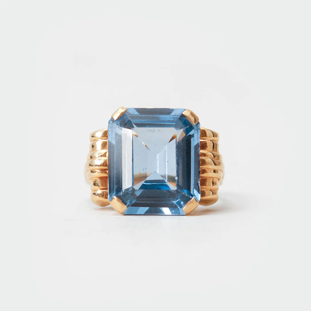 COCKTAILRING, 18k guld, syntetisk spinell, vikt ca 5,2 gram, Juvelfabriken, Stockholm, 1954. — Rings — Göteborgs Auktionsverk