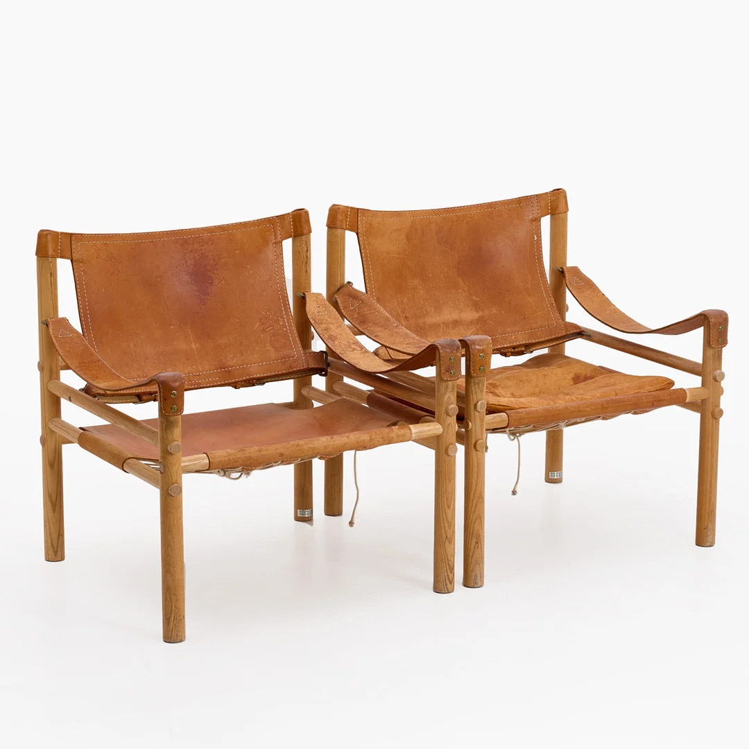 ARNE NORELL. Fåtöljer, ett par, "Sirocco", Norell Möbler, stomme i ek, klädsel i brunt läder, etikettmärkta. — Armchairs & Chairs — Crafoord Auktioner Stockholm
