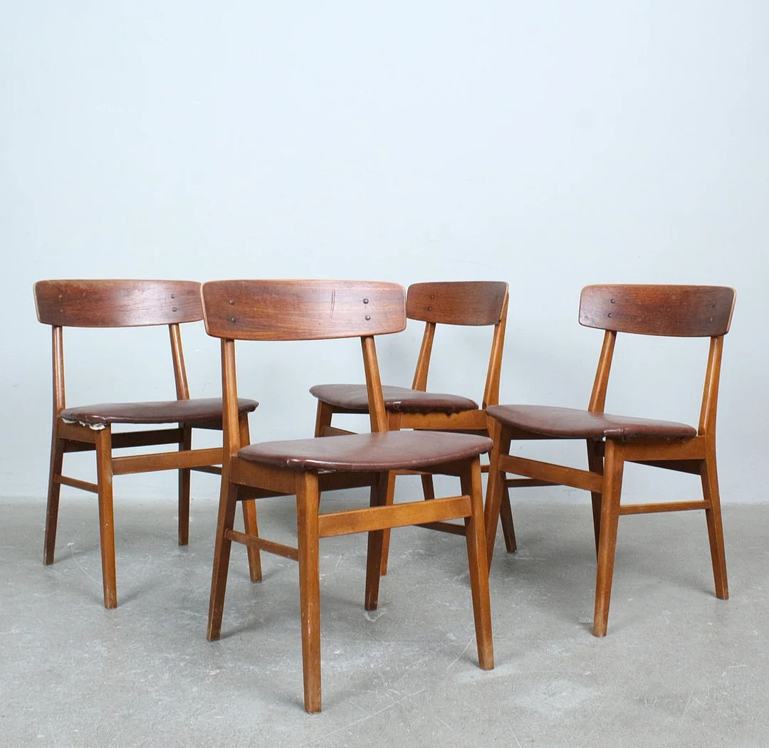 HARRY OSTERGAARD. FARSTRUP MÖBELFABRIK, Vier Stühle/Esszimmerstühle, Teak, Kunstleder, 1970er. — Armchairs & Chairs — Stockholms Auktionsverk Düsseldorf/Neuss