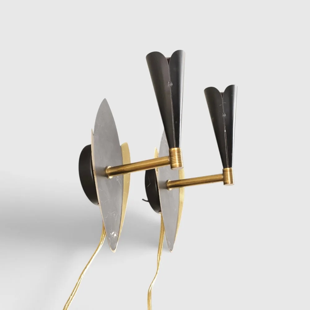 To vintage væglamper af messing og poleret sort metal (2). — Wall Lights — Woxholt Auktionshus