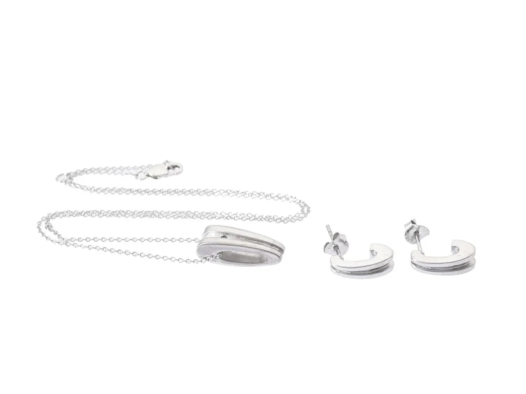 SMYCKESET, 1 par örhängen, hänge med kedja, sterlingsilver, 3 st briljantslipade diamanter ca 0,058, W/P, längd kedja 42-45,5 cm, höjd hänge 2 cm, höjd örhängen 1,5 cm, stift, totalvikt 9,9 g. — Smycken/Smyckeset — Kaplans