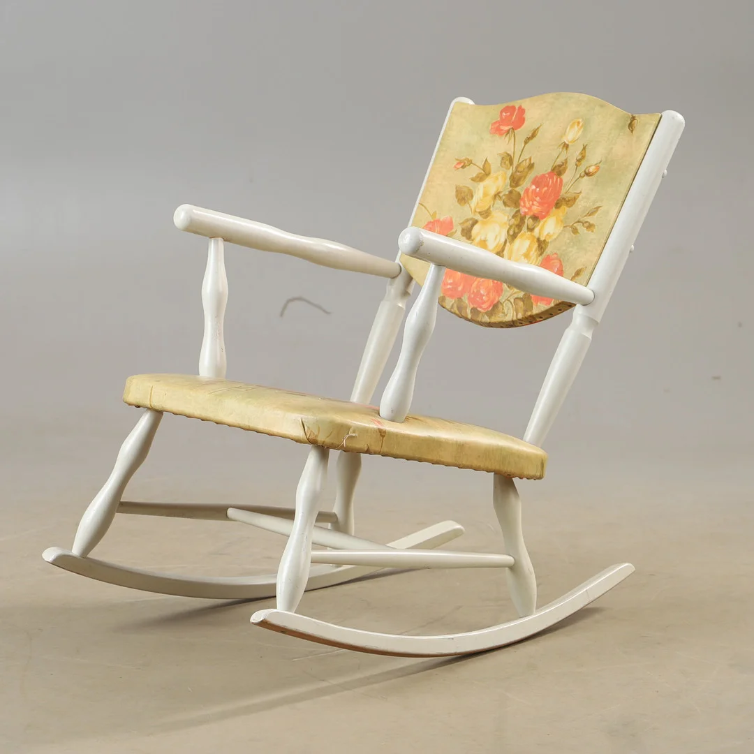 GUNGSTOL, målad, 1900-talets mitt. — Armchairs & Chairs — Helsingborgs Auktionskammare