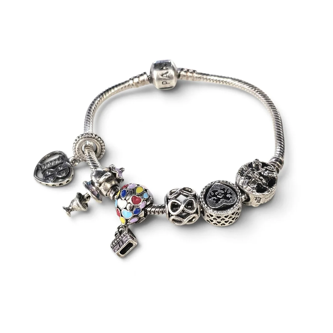 Pandora. Pulsera con seis charms de detalles de disney. — Bracelets — Arce Auctions