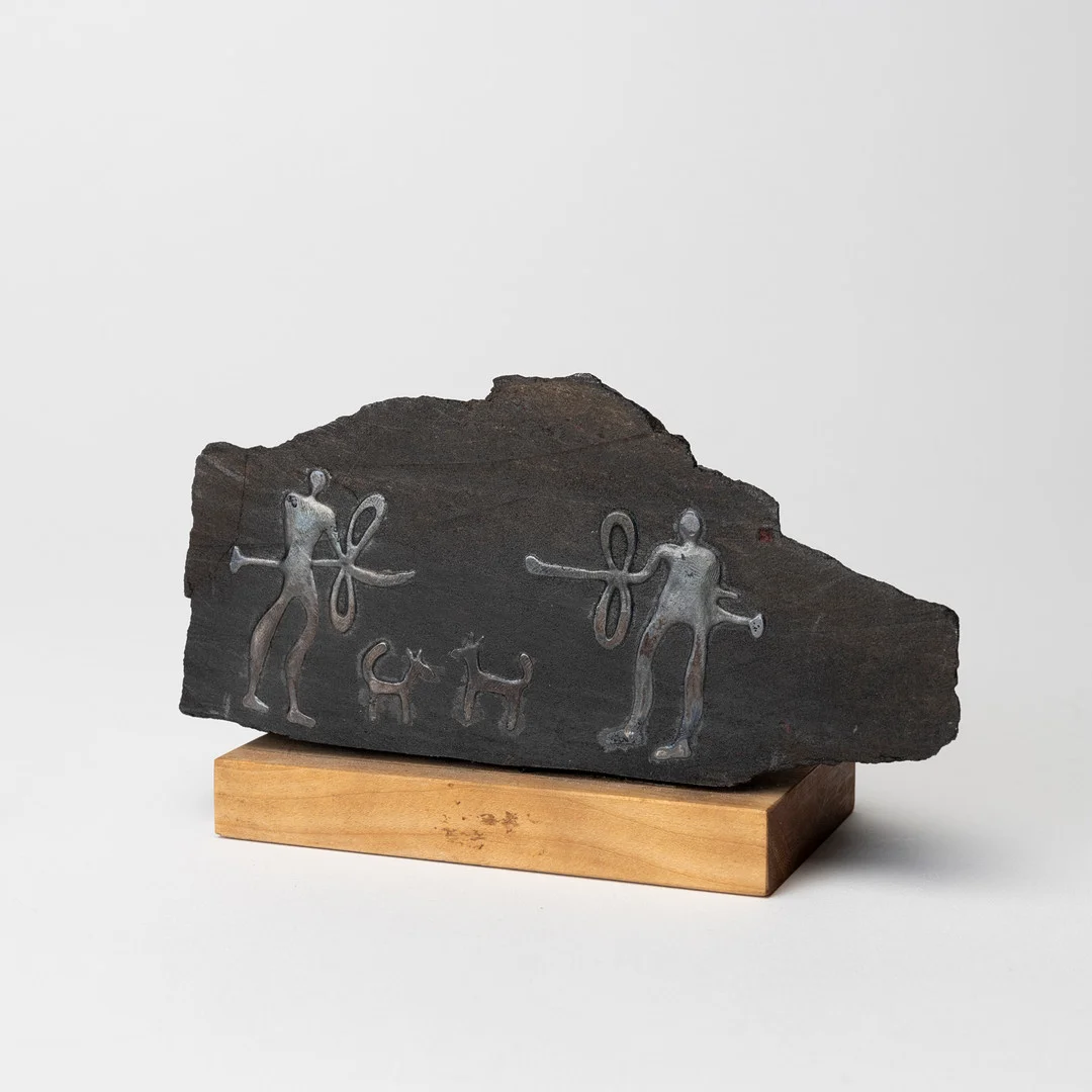 BÖRJE SKOHG. Skulptur, sten och silver, Hällristningsdekor, Gustavsberg. stämpelmärkt. — Sculptures & Bronzes — Auktionshuset Kolonn