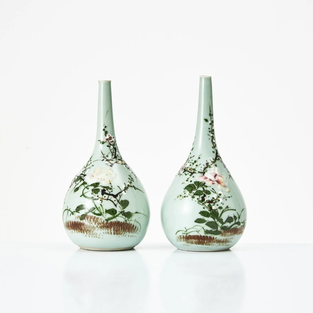 VASER, ett par, porslin, Japan, 1900-talets första hälft, dekor i relief av blommande prunus, celadonglasyr. — Ceramics & Porcelain — Stockholms Auktionsverk Magasin 5