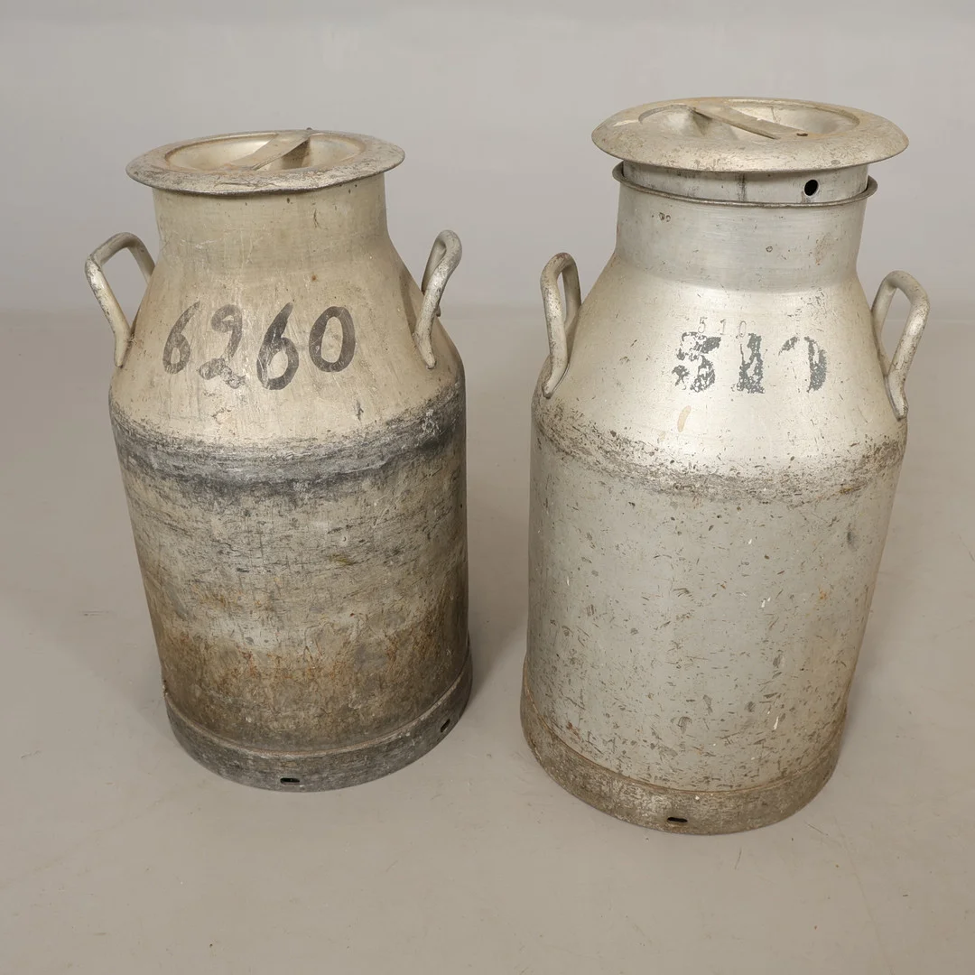 MJÖLKKANNOR 2 st 1900-tal. — Other metals — Höörs Auktionshall