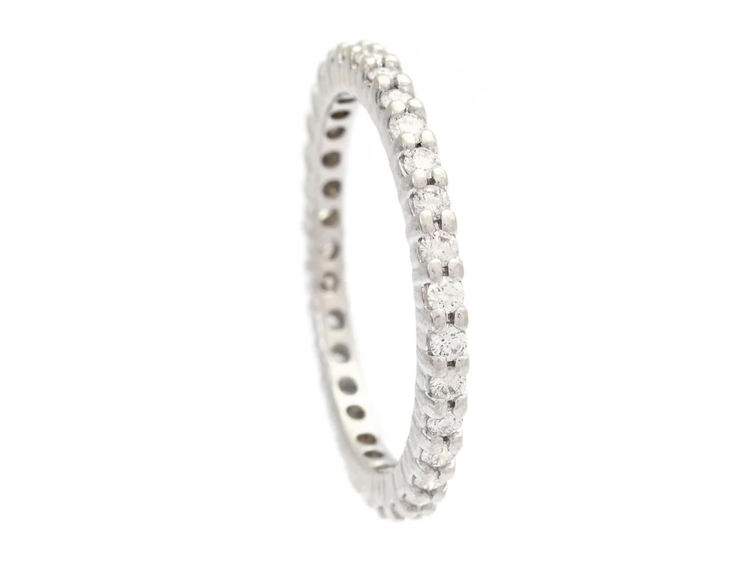 HELALLIANSRING, 14K vitguld, 33 briljantslipade diamanter ca 0,50 ctv, ca TW/VS-SI, stl 16+ mm, vikt 1,7 g, något skev ringskena, ej stämplad. — Smycken/Alliansring — Kaplans